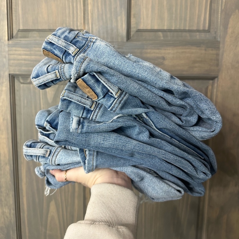 LOT (4) AMERICAN EAGLE JEANS